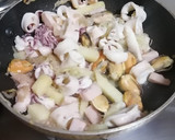 Foto del paso 3 de la receta: Calamares con chucrut en salsa de piquillos fácil