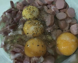 Foto del paso 1 de la receta: Pastel de hojaldre con salchichas al queso, bacon y tomate frito