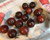Une image de l'étape 1 de Tomates prunes au brocciu corse et tapenade verte.