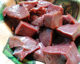 Foto del paso 2 de la receta: Higado encebollado con patatas confitadas al romero