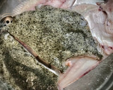 Foto del paso 2 de la receta: Lomos de rodaballo a la plancha con alcachofas al godello y arroz con semillas