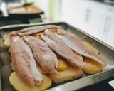 Foto del paso 3 de la receta: Merluza con papas a la crema de queso🧀🐟