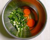 Foto langkah ke 4 dari resep Martabak Telur Kulit Lumpia.