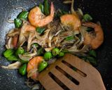 Gambar langkah 7 resipi Prawns, Maitake & Shishito Stir Fry.
