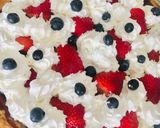 Foto del paso 11 de la receta: TARTA🥮CON POSTRE DE 🍫CHOCOLATE🍫 🍓FRUTILLAS🍓 Y CREMA🤩🍫🍓🍫🫐😋