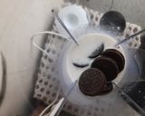 A picture of step 2 of Oreo milkshake.