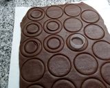 Foto del paso 3 de la receta: Galletitas de chocolate con sorpresa!