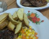 Foto langkah ke 5 dari resep Hamburg Steak Saus Lada Hitam, mix vegs & potato wedges.