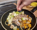 Foto del paso 3 de la receta: Salteado de cebolla, calabacín, champiñones y calabaza 🎃