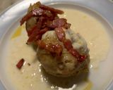 Foto del passaggio 2 della ricetta Canederli ripassati 2 con crema di formaggi e speck croccante