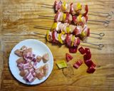 Foto del passaggio 3 della ricetta Spiedini di pollo marinati nella birra scura