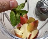 A picture of step 2 of Kiwi, apple and pear smoothie.