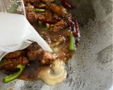 Gambar langkah 7 resipi Tengkuk ayam shitake pedas.