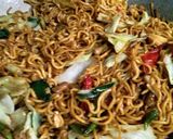 Foto langkah ke 7 dari resep Bakmie Goreng Usus Ayam.