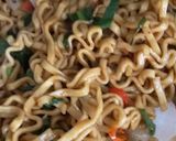 Foto langkah ke 4 dari resep Mie Goreng Telur Acak simpel enak.
