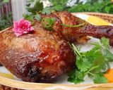 Hình bước làm 1 của món Cơm nhà có món gà và có nhiều hoa
