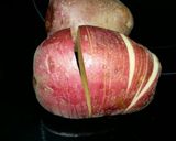Foto del paso 2 de la receta: Ensalada tibia de patatas hasselback, lechuga y granada