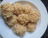 Hình bước làm 1 của món Mì tôm bọc trứng cút