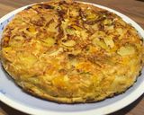 Une image de l'étape 3 de Tortilla  aux pommes de terre, oignons, poivrons, magret séché et chorizo.