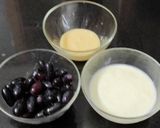 A picture of step 1 of Black Grape Smoothie.