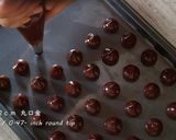 A picture of step 8 of Basic Dark Chocolate Bon Bons / Bonbon de Chocolat.