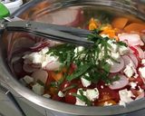Une image de l'étape 12 de Melon farci aux tomates bicolores, feta, radis et menthe fraîche.