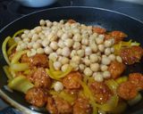 Foto del paso 3 de la receta: Garbanzos fritos con longaniza y cebollas con arroz basmati