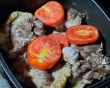 Une image de l'étape 6 de Filets d'agneau rôtis sur lit d'oignon, tomate et ail 🍴.