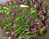 A picture of step 5 of Stir-Fried Pho Noodles with Duck Giblets.