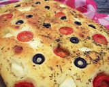 صورة لخطوة 3 من وصفة خبز الفوكاشيا 🍅🧀🌿 بالطماطم والجبن