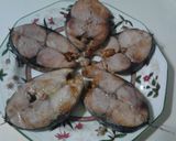 Foto del paso 2 de la receta Bonito frito con cebolla, tomate y aceitunas al romero