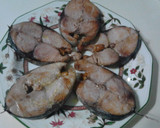 Foto del paso 2 de la receta: Bonito frito con cebolla, tomate y aceitunas al romero