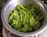 A picture of step 1 of Lasooni palak.