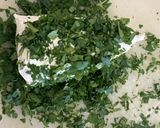 Karacsonyfa krémsajtbòl- petrezselyemmel - gránátalma, fenyomag, alma diszitéssel recept fázis 3 fotója