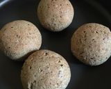 Foto del paso 3 de la receta: Pancitos negros con harina integral de trigo sarraceno, sin gluten, veganos, sin levadura