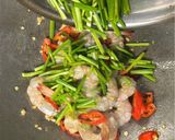 Foto langkah ke 2 dari resep Tumis Udang Daun Bawang.