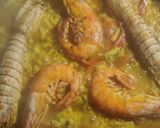 Foto del paso 6 de la receta: Arroz con calamares, gambas y galeras