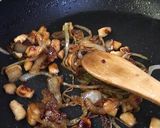 Foto del paso 4 de la receta: Cebolla caramelizada y pollo