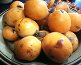 Foto del paso 1 de la receta: Queso de cabra con nísperos, galleta integral y almendras