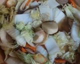Foto langkah ke 4 dari resep Tumis sawi putih bakso.