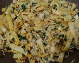Foto langkah ke 5 dari resep Kwetiau goreng.