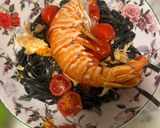 Foto del passaggio 4 della ricetta Tagliatelle al nero di seppia con aragosta al burro e pomodorini scottati