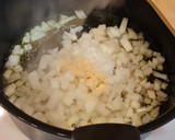 Foto del paso 2 de la receta: Pavo guisado con berenjena y patata en salsa de almendras y pan