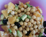 Foto del paso 5 de la receta: Ensalada de garbanzos con aguacate, naranja y bimi