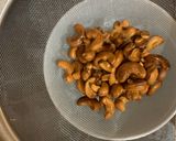 A picture of step 4 of Stir-fried chicken and cashew nuts.