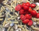 Foto del passaggio 3 della ricetta Fusilli con ciliegine e funghi