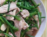 รูปขั้นตอนการทำที่ 2 ของ "หมูผัดดอกหอม" Stir Fried Onion Flower Stem with Pork
