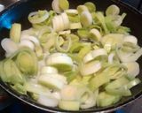 Foto del paso 1 de la receta: Sopa de ajoporro