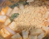 Hình bước làm 2 của món Tokbokki làm từ bánh tráng Việt Nam (Chay)