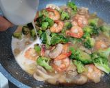 Foto langkah ke 4 dari resep Cah Brokoli Jamur Udang.